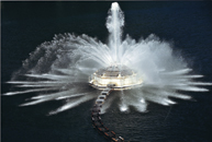 『ダム湖の噴水』