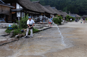 『宿場の打ち水』