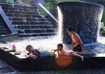 函館市公営企業管理者賞『絆深めた水遊び』