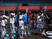 プロ野球選手らと球場で打ち水／打ち水大作戦２００８ひろしま