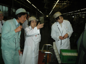 産官学と利用者が工場見学／日水協・認証運営委