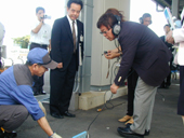 漏水探知技術を視察／猪瀬東京都副知事