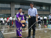 国土交通省で打ち水大作戦