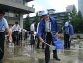 国土交通省で打ち水大作戦