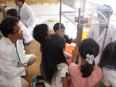 浄水過程を体験学習／小学校で課外授業プログラム