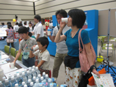 ｢水道水おいしい！｣ 親子連れに水道ＰＲ