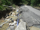 道路流出でも配水継続／配ポリ管の漏水なし／二本松市で集中豪雨