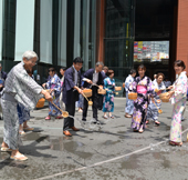 打ち水でひとときの涼／メタウォーター